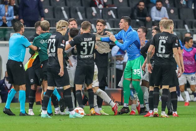 Sport Bilder des Tages Fußball - UEFA Europa League - 01. Spieltag Eintracht Frankfurt - Fenerbahce SK am 16.09.2021 im Deutsche Bank Park in Frankfurt Rudelbildung beider Mannschaften, Streit auf dem Spielfeld