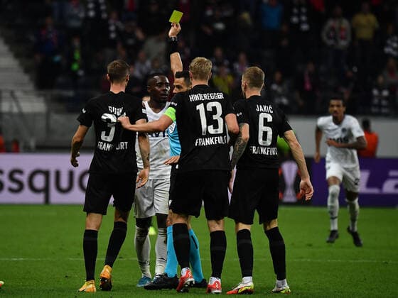 16.09.2021, xjhx, Fussball UEFA Europa League, Eintracht Frankfurt - Fenerbahce SK Istanbul emspor, v.l. Schiedsrichter Maurizio Mariani (Italien) zeigt die gelbe Karte (DFL DFB REGULATIONS PROHIBIT ANY USE OF PHOTOGRAPHS as IMAGE SEQUENCES and or QUASI-VIDEO) Frankfurt am Main