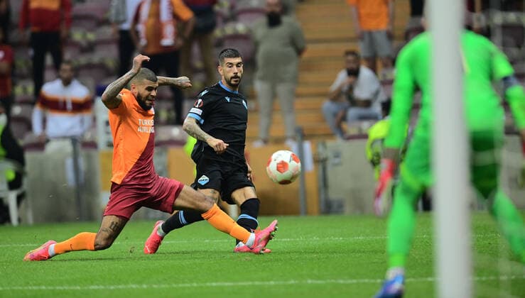 DeAndre Roselle Yedlin (L) of Galatasaray and Mattia Zaccagni of Lazio during the UEFA Europa League Group E match between Galatasaray and Lazio at Turk Telekom Stadium in Istanbul , Turkey on September 16, 2021. 