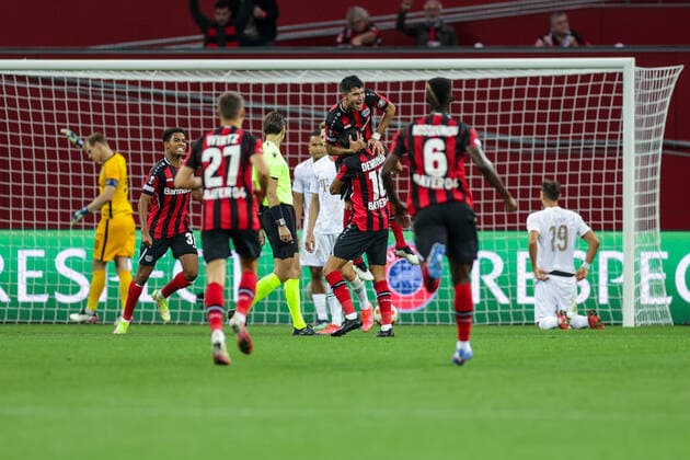 16.09.2021, Fussball, Saison 2021 2022, UEFA Europa League, Gruppenphase, 1. Spieltag, Bayer 04 Leverkusen - Ferencvaros Budapest Die Spieler von Bayer Leverkusen bejubeln den Treffer zum 1:1 durch Exequiel Palacios (Bayer 04 Leverkusen). Foto: RHR-Foto Dennis Ewert Leverkusen BayArena NRW Deutschland xRHR-FOTO DEx