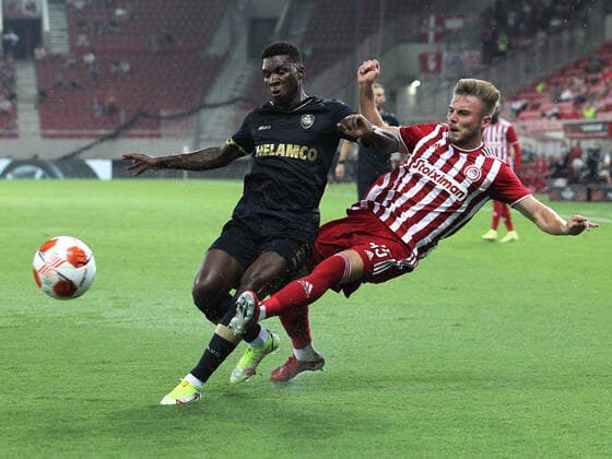 Olympiacos F.C. v Royal Antwerp UEFA Europa League Oleg Reabciuk of Olympiacos F.C. and Aurélio Buta of Royal Antwerp during the UEFA Europa League Group D match at Karaiskakis Stadium, Piraeus Content Not Available For UK Newspapers Copyright: xYannisxHalasx FIL-15879-0070