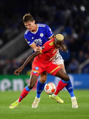 Football - 2021 2022 UEFA Europa League - Group C, Round One - Leicester City vs Napoli - King Power Stadium - Thursday 16th September 2021 Napoli s Victor Osimhen holds off the challenge from Leicester City s Jannik Vestergaard. COLORSPORT Ashley Western 