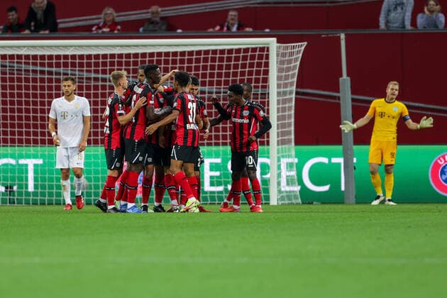16.09.2021, Fussball, Saison 2021 2022, UEFA Europa League, Gruppenphase, 1. Spieltag, Bayer 04 Leverkusen - Ferencvaros Budapest Die Spieler von Bayer Leverkusen bejubeln den Treffer zum 1:1 durch Exequiel Palacios (Bayer 04 Leverkusen). Foto: RHR-Foto Dennis Ewert Leverkusen BayArena NRW Deutschland xRHR-FOTO DEx
