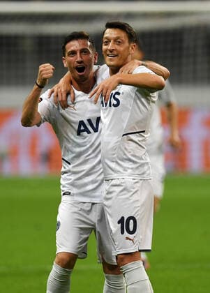 Mesut Özil (li) und Mert Hakan Yandas Torjubel zum 1:0 fotografiert am 16.9.21 in Frankfurt beim Fußball Europa League Eintracht Frankfurt gegen Fenerbahce SK. (DFL DFB REGULATIONS PROHIBIT ANY USE OF PHOTOGRAPHS as IMAGE SEQUENCES and or QUASI-VIDEO)