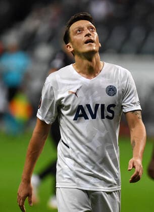 Mesut Özil fotografiert am 16.9.21 in Frankfurt beim Fußball Europa League Eintracht Frankfurt gegen Fenerbahce SK. (DFL DFB REGULATIONS PROHIBIT ANY USE OF PHOTOGRAPHS as IMAGE SEQUENCES and or QUASI-VIDEO)