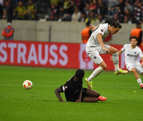 Mesut Özil springt über Ndicka (unten) fotografiert am 16.9.21 in Frankfurt beim Fußball Europa League Eintracht Frankfurt gegen Fenerbahce SK. (DFL DFB REGULATIONS PROHIBIT ANY USE OF PHOTOGRAPHS as IMAGE SEQUENCES and or QUASI-VIDEO)