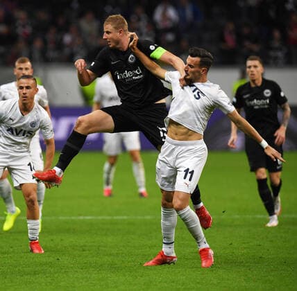 Mergim Berisha (re) und Martin Hinteregger fotografiert am 16.9.21 in Frankfurt beim Fußball Europa League Eintracht Frankfurt gegen Fenerbahce SK. (DFL DFB REGULATIONS PROHIBIT ANY USE OF PHOTOGRAPHS as IMAGE SEQUENCES and or QUASI-VIDEO)