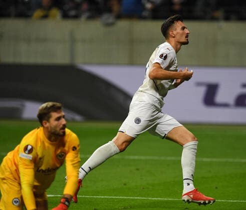 Mergim Berisha jubelt nach seinem Tor zum 2:1 fotografiert am 16.9.21 in Frankfurt beim Fußball Europa League Eintracht Frankfurt gegen Fenerbahce SK. (DFL DFB REGULATIONS PROHIBIT ANY USE OF PHOTOGRAPHS as IMAGE SEQUENCES and or QUASI-VIDEO)