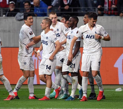 Mergim Berisha jubelt mit seinen Teamkollegen nach seinem Tor zum 2:1 fotografiert am 16.9.21 in Frankfurt beim Fußball Europa League Eintracht Frankfurt gegen Fenerbahce SK. (DFL DFB REGULATIONS PROHIBIT ANY USE OF PHOTOGRAPHS as IMAGE SEQUENCES and or QUASI-VIDEO)