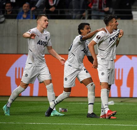 Mergim Berisha jubelt mit seinen Teamkollegen nach seinem Tor zum 2:1 fotografiert am 16.9.21 in Frankfurt beim Fußball Europa League Eintracht Frankfurt gegen Fenerbahce SK. (DFL DFB REGULATIONS PROHIBIT ANY USE OF PHOTOGRAPHS as IMAGE SEQUENCES and or QUASI-VIDEO)