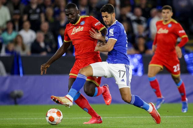 Mandatory Credit: Photo by Robbie Stephenson JMP Shutterstock (12447737cn) Kasper Schmeichel of Leicester City takes on Kalidou Koulibaly of Napoli Leicester City v Napoli, UK - 16 Sep 2021 Editorial use only Leicester City v Napoli, UK - 16 Sep 2021 Editorial use only  Copyright: xRobbiexStephenson JMP Shutterstockx 12447737cn