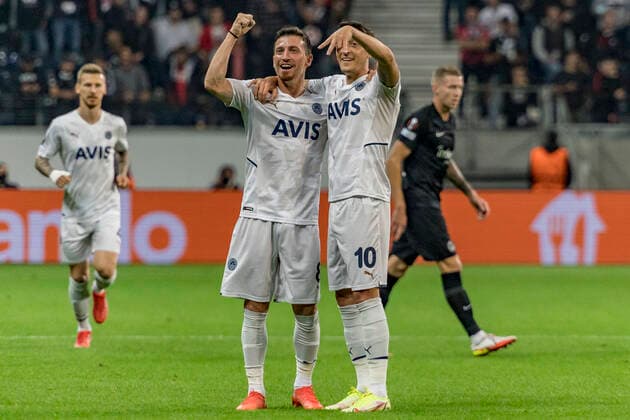 UEFA Europa League, Eintracht Frankfurt vs. Fenerbahce Istanbul, Frankfurt, Deutsche Bank Park, 16.9.2021 Mert Hakan Yandas (Fenerbahce Istanbul 8) & Mesut Özil (Fenerbahce Istanbul 10), Eintracht Frankfurt vs. Fenerbahce Istanbul, Frankfurt, Deutsche Bank Park, 16.9.2021 Copyright: xBEAUTIFULxSPORTS Gawlikx