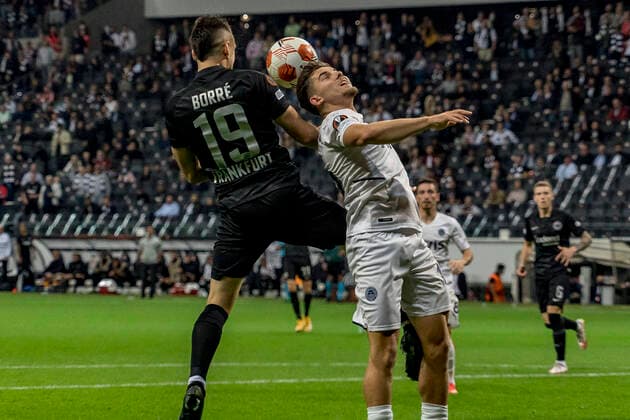 UEFA Europa League, Eintracht Frankfurt vs. Fenerbahce Istanbul, Frankfurt, Deutsche Bank Park, 16.9.2021 Rafael Santos Borre (Eintracht Frankfurt 19) & Ferdi Kadioglu (Fenerbahce Istanbul 16), Eintracht Frankfurt vs. Fenerbahce Istanbul, Frankfurt, Deutsche Bank Park, 16.9.2021 Copyright: xBEAUTIFULxSPORTS Gawlikx