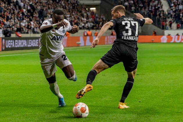 UEFA Europa League, Eintracht Frankfurt vs. Fenerbahce Istanbul, Frankfurt, Deutsche Bank Park, 16.9.2021 Bright Osayi-Samuel (Fenerbahce Istanbul 21) & Erik Durm (Eintracht Frankfurt 37), Eintracht Frankfurt vs. Fenerbahce Istanbul, Frankfurt, Deutsche Bank Park, 16.9.2021 Copyright: xBEAUTIFULxSPORTS Gawlikx