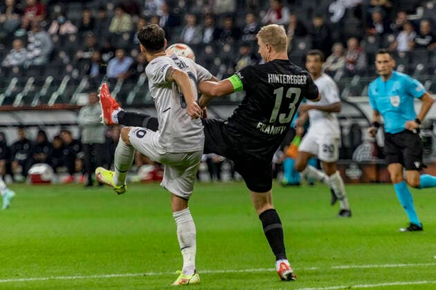 UEFA Europa League, Eintracht Frankfurt vs. Fenerbahce Istanbul, Frankfurt, Deutsche Bank Park, 16.9.2021 Mesut Özil (Fenerbahce Istanbul 10) & Martin Hinteregger (Eintracht Frankfurt 13), Eintracht Frankfurt vs. Fenerbahce Istanbul, Frankfurt, Deutsche Bank Park, 16.9.2021 Copyright: xBEAUTIFULxSPORTS Gawlikx