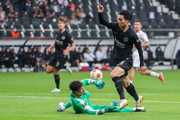 Fußball - UEFA Europa League - 01. Spieltag Eintracht Frankfurt - Fenerbahce SK am 16.09.2021 im Deutsche Bank Park in Frankfurt Torwart Altay Bayindir (Fenerbahce) mit einer Parade gegen Daichi Kamada (Frankfurt)
