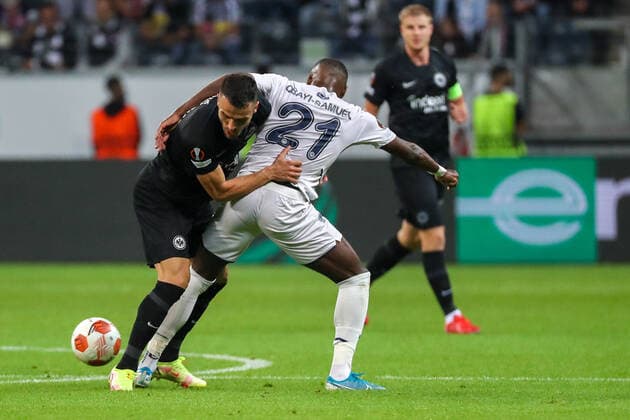 Fußball - UEFA Europa League - 01. Spieltag Eintracht Frankfurt - Fenerbahce SK am 16.09.2021 im Deutsche Bank Park in Frankfurt Filip Kostic (Frankfurt) gegen Bright Osayi Samuel (Fenerbahce)