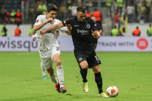 Fußball - UEFA Europa League - 01. Spieltag Eintracht Frankfurt - Fenerbahce SK am 16.09.2021 im Deutsche Bank Park in Frankfurt Filip Kostic (Frankfurt) im Zweikampf mit Kim Min Jae Minjae (Fenerbahce)