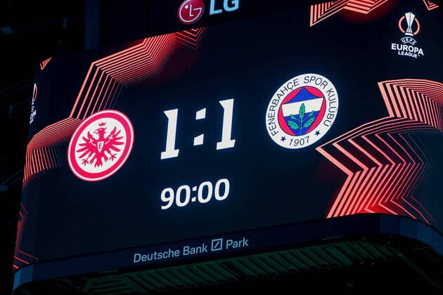 Fußball - UEFA Europa League - 01. Spieltag Eintracht Frankfurt - Fenerbahce SK am 16.09.2021 im Deutsche Bank Park in Frankfurt Anzeigetafel Videowürfel mit dem Endstand 1:1