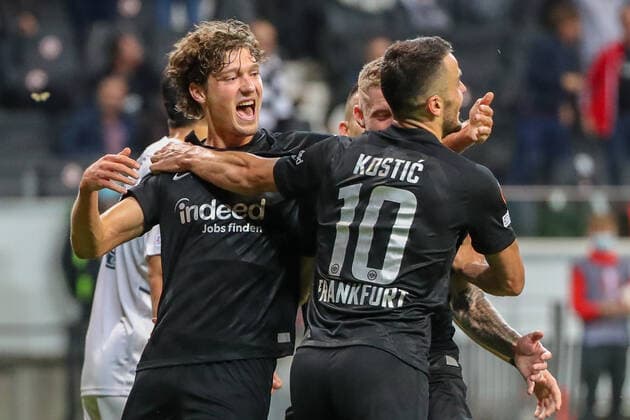 Fußball - UEFA Europa League - 01. Spieltag Eintracht Frankfurt - Fenerbahce SK am 16.09.2021 im Deutsche Bank Park in Frankfurt Jubel, Torjubel, Torschuetze, Torschütze Sam Lammers (Frankfurt) jubelt nach seinem Tor zum 1 zu 1 mit Filip Kostic (Frankfurt) und Kristijan Jakic (Frankfurt)