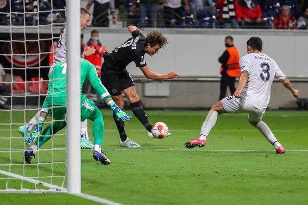 Fußball - UEFA Europa League - 01. Spieltag Eintracht Frankfurt - Fenerbahce SK am 16.09.2021 im Deutsche Bank Park in Frankfurt Sam Lammers (Frankfurt) gegen Torwart Altay Bayindir (Fenerbahce)