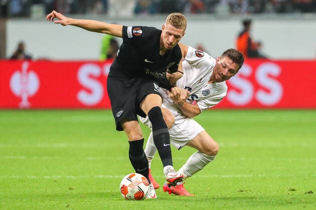 Fußball - UEFA Europa League - 01. Spieltag Eintracht Frankfurt - Fenerbahce SK am 16.09.2021 im Deutsche Bank Park in Frankfurt Kristijan Jakic (Frankfurt) im Zweikampf mit Mert Hakan Yandas (Fenerbahce)