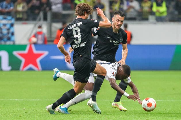 Fußball - UEFA Europa League - 01. Spieltag Eintracht Frankfurt - Fenerbahce SK am 16.09.2021 im Deutsche Bank Park in Frankfurt Filip Kostic (Frankfurt) und Sam Lammers (Frankfurt) im Zweikampf mit Bright Osayi Samuel (Fenerbahce)
