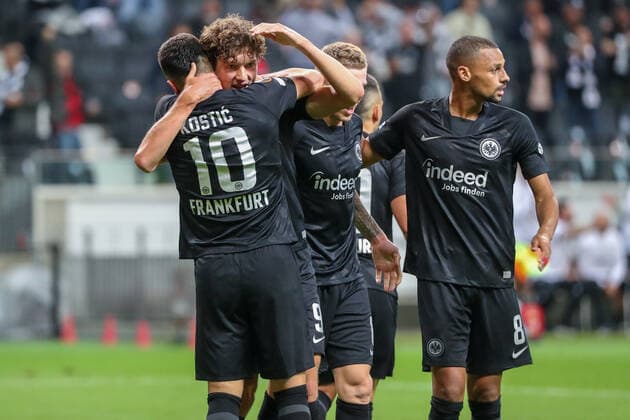 Fußball - UEFA Europa League - 01. Spieltag Eintracht Frankfurt - Fenerbahce SK am 16.09.2021 im Deutsche Bank Park in Frankfurt Jubel, Torjubel, Torschuetze, Torschütze Sam Lammers (Frankfurt) jubelt nach seinem Tor zum 1 zu 1 mit Filip Kostic (Frankfurt)