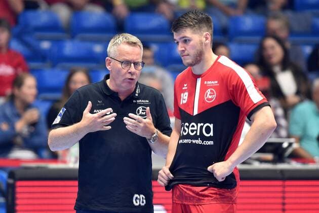 Gudmundur Gudmundsson (Trainer MT Melsungen) und Elvar Oern Jonsson (MT Melsungen) , MT Melsungen - Fuechse Berlin, Handball, 1. Bundesliga Maenner, 16.09.2021, MT Melsungen - Fuechse Berlin, Handball, GER, 1. Bundesliga Maenner, 16.09.2021 Kassel Copyright: xEibner-Pressefoto-xRolandxSippelx