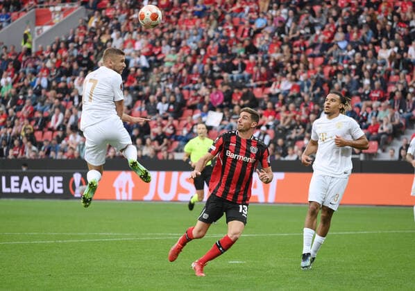 v.li., Eldar Civic (Ferencvaros Budapest), Lucas Alario (Bayer 04 Leverkusen), Samy Mmaee (Ferencvaros Budapest) 16.09.2021, Fussball GER, UEFA Europa League 2021 22, Gruppenphase, 1. Spieltag, Bayer 04 Leverkusen - Ferencvaros Budapest 2:1, Foto: Maik Hölter TEAM2sportphoto Leverkusen Nordrhein Westfalen Deutschland
