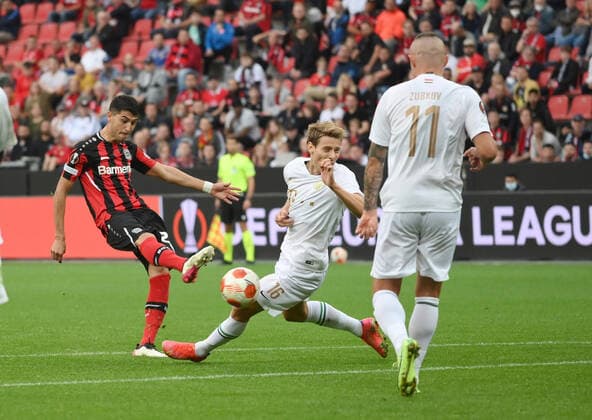 Torschuss von Exequiel Palacios (Bayer 04 Leverkusen), rechts blockt Kristoffer Zachariassen (Ferencvaros Budapest) 16.09.2021, Fussball GER, UEFA Europa League 2021 22, Gruppenphase, 1. Spieltag, Bayer 04 Leverkusen - Ferencvaros Budapest 2:1, Foto: Maik Hölter TEAM2sportphoto Leverkusen Nordrhein Westfalen Deutschland