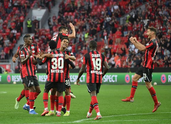Jubel Leverkusen nach dem 1:1 von Exequiel Palacios (Bayer 04 Leverkusen), oben mitte, rechts Lucas Alario (Bayer 04 Leverkusen) 16.09.2021, Fussball GER, UEFA Europa League 2021 22, Gruppenphase, 1. Spieltag, Bayer 04 Leverkusen - Ferencvaros Budapest 2:1, Foto: Maik Hölter TEAM2sportphoto Leverkusen Nordrhein Westfalen Deutschland
