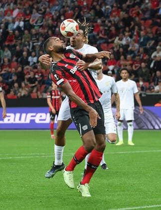 Jonathan Tah (Bayer 04 Leverkusen), li., gegen Samy Mmaee (Ferencvaros Budapest) 16.09.2021, Fussball GER, UEFA Europa League 2021 22, Gruppenphase, 1. Spieltag, Bayer 04 Leverkusen - Ferencvaros Budapest 2:1, Foto: Maik Hölter TEAM2sportphoto Leverkusen Nordrhein Westfalen Deutschland