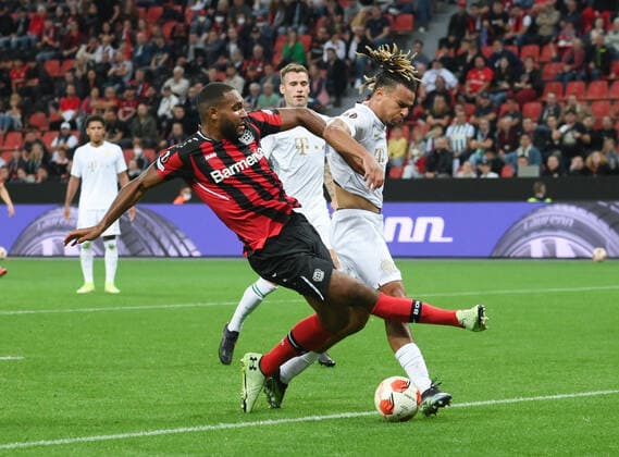 Jonathan Tah (Bayer 04 Leverkusen), li., gegen Samy Mmaee (Ferencvaros Budapest) 16.09.2021, Fussball GER, UEFA Europa League 2021 22, Gruppenphase, 1. Spieltag, Bayer 04 Leverkusen - Ferencvaros Budapest 2:1, Foto: Maik Hölter TEAM2sportphoto Leverkusen Nordrhein Westfalen Deutschland