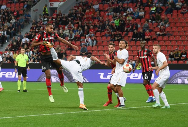 Dieser Kopfballtreffer von Jonathan Tah (Bayer 04 Leverkusen), li., wird von Schiedsrichter Andris Treimanis aberkannt 16.09.2021, Fussball GER, UEFA Europa League 2021 22, Gruppenphase, 1. Spieltag, Bayer 04 Leverkusen - Ferencvaros Budapest 2:1, Foto: Maik Hölter TEAM2sportphoto Leverkusen Nordrhein Westfalen Deutschland