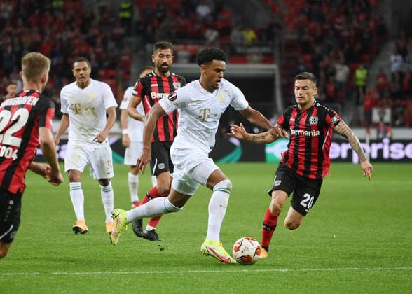 v.re., Charles Aranguiz (Bayer 04 Leverkusen), Ryan Mmaee (Ferencvaros Budapest) 16.09.2021, Fussball GER, UEFA Europa League 2021 22, Gruppenphase, 1. Spieltag, Bayer 04 Leverkusen - Ferencvaros Budapest 2:1, Foto: Maik Hölter TEAM2sportphoto Leverkusen Nordrhein Westfalen Deutschland