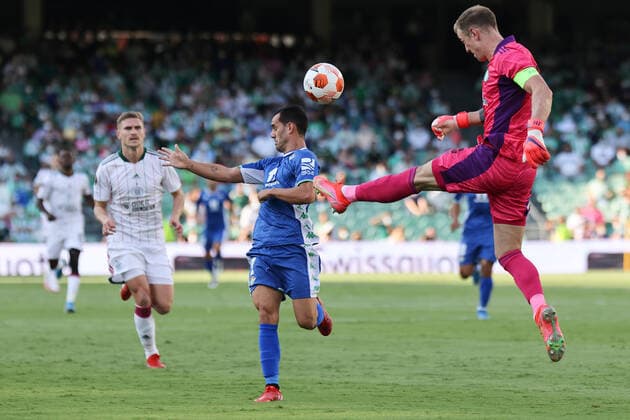 Real Betis v Celtic FC: Group G - UEFA Europa League Joe Hart of Celtic FC in action with Juanmi of Real Betis during the UEFA Europa League Group G stage match between Real Betis and Celtic FC at Benito Villamarin Stadium on September 16, 2021 in Seville, Spain. . Seville Seville Spain daximages-realbeti210916_npmkx  Copyright: xDAXxImagesx