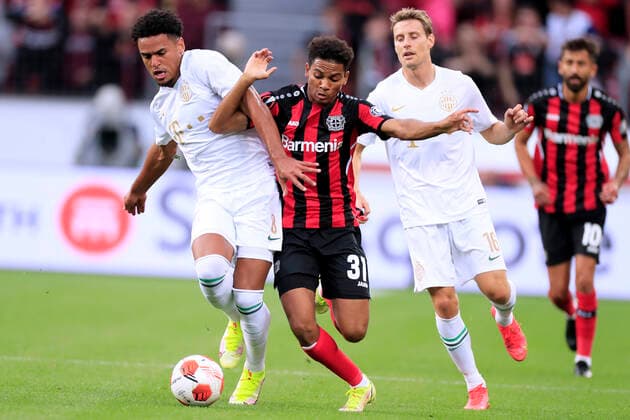 ADIL Amine Team Bayer 04 Leverkusen mit MMAEE UEFA Europa League Saison 2021 _ 2022 Spiel Bayer 04 Leverkusen - Ferencvarosi Budapest am 16. 09. 2021 in Leverkusen DFL REGULATIONS PROHIBIT ANY USE OF PHOTOGRAPHS as IMAGE SEQUENCES and or QUASI-VIDEO