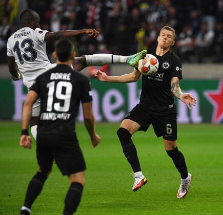 Kristijan Jakic (re) gegen Enner fotografiert am 16.9.21 in Frankfurt beim Fußball Europa League Eintracht Frankfurt gegen Fenerbahce SK. (DFL DFB REGULATIONS PROHIBIT ANY USE OF PHOTOGRAPHS as IMAGE SEQUENCES and or QUASI-VIDEO)