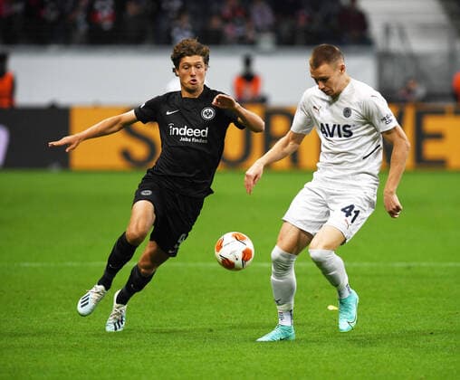 Sam Lammers (li) gegen Attila Szalai fotografiert am 16.9.21 in Frankfurt beim Fußball Europa League Eintracht Frankfurt gegen Fenerbahce SK. (DFL DFB REGULATIONS PROHIBIT ANY USE OF PHOTOGRAPHS as IMAGE SEQUENCES and or QUASI-VIDEO)