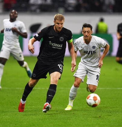 Martin Hinteregger (li) gegen Mesut Özil. fotografiert am 16.9.21 in Frankfurt beim Fußball Europa League Eintracht Frankfurt gegen Fenerbahce SK. (DFL DFB REGULATIONS PROHIBIT ANY USE OF PHOTOGRAPHS as IMAGE SEQUENCES and or QUASI-VIDEO)