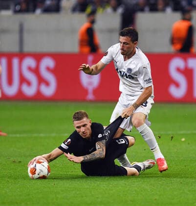 Kristijan Jakic (li) gegen Mert Yandas fotografiert am 16.9.21 in Frankfurt beim Fußball Europa League Eintracht Frankfurt gegen Fenerbahce SK. (DFL DFB REGULATIONS PROHIBIT ANY USE OF PHOTOGRAPHS as IMAGE SEQUENCES and or QUASI-VIDEO)