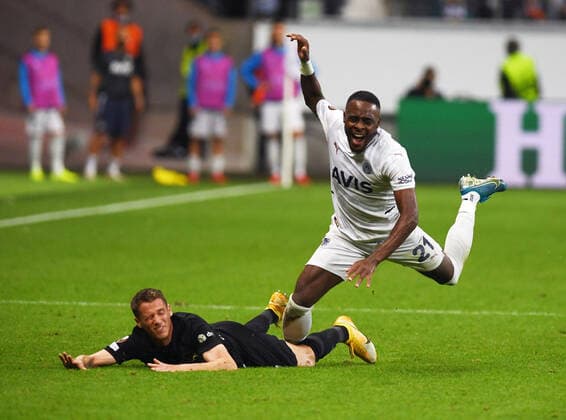 Durm (am Boden ) gegen Bright Osayi-Samuel. fotografiert am 16.9.21 in Frankfurt beim Fußball Europa League Eintracht Frankfurt gegen Fenerbahce SK. (DFL DFB REGULATIONS PROHIBIT ANY USE OF PHOTOGRAPHS as IMAGE SEQUENCES and or QUASI-VIDEO)