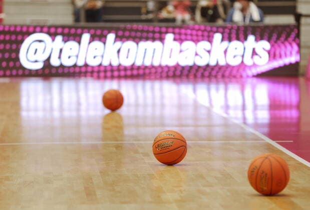 Bälle auf dem Spielfeld vor der Bande beim Spiel Telekom Baskets Bonn vs. Basketball Löwen Braunschweig easyCredit BBL 1. Bundesliga , Saison 2021 2022 , Testspiel