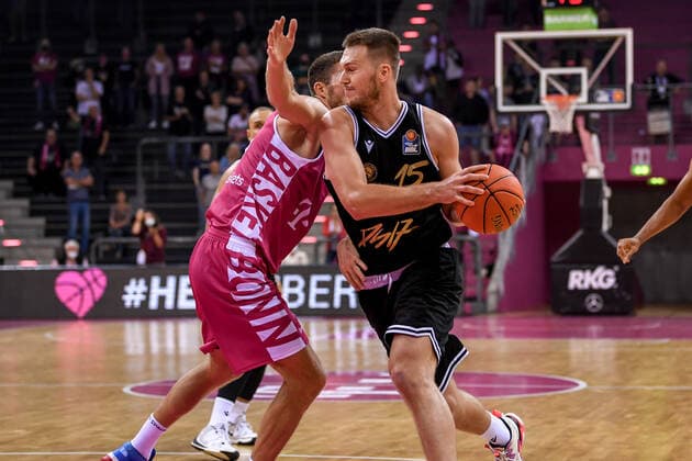 Testspiel, Telekom Baskets Bonn vs. Basketball Löwen Braunschweig, 17.09.2021 Martin Peterka (Basketball Löwen Braunschweig, 15), Saulius Kulvietis (Telekom Baskets Bonn, 10), Testspiel, Telekom Baskets Bonn vs. Basketball Löwen Braunschweig am 17.09.2021 im Telekom Dome Bonn, Bonn (Nordrhein-Westfalen) Copyright: xBEAUTIFULxSPORTS Mueller-Laschetx