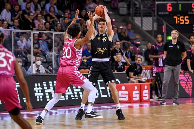Testspiel, Telekom Baskets Bonn vs. Basketball Löwen Braunschweig, 17.09.2021 Ondrej Sehnal (Basketball Löwen Braunschweig, 19), Jeremy Morgan (Telekom Baskets Bonn, 20), Testspiel, Telekom Baskets Bonn vs. Basketball Löwen Braunschweig am 17.09.2021 im Telekom Dome Bonn, Bonn (Nordrhein-Westfalen) Copyright: xBEAUTIFULxSPORTS Mueller-Laschetx