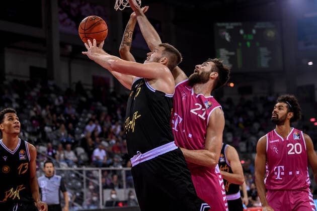 Testspiel, Telekom Baskets Bonn vs. Basketball Löwen Braunschweig, 17.09.2021 Martin Peterka (Basketball Löwen Braunschweig, 15), Leon Kratzer (Telekom Baskets Bonn, 21), Testspiel, Telekom Baskets Bonn vs. Basketball Löwen Braunschweig am 17.09.2021 im Telekom Dome Bonn, Bonn (Nordrhein-Westfalen) Copyright: xBEAUTIFULxSPORTS Mueller-Laschetx