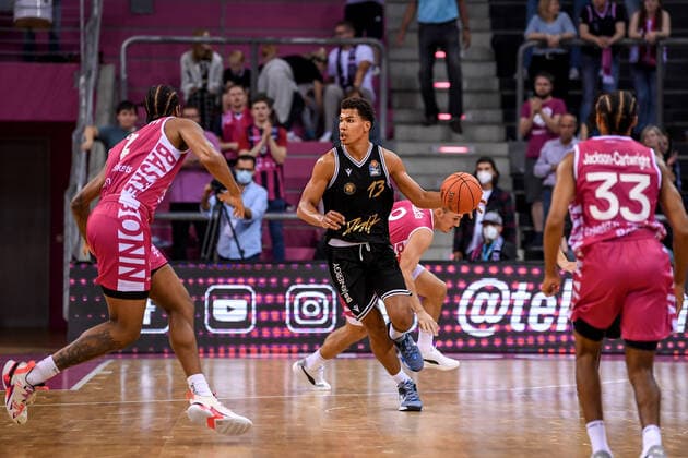 Testspiel, Telekom Baskets Bonn vs. Basketball Löwen Braunschweig, 17.09.2021 Brandon Tischler (Basketball Löwen Braunschweig, 13), Justin Gorham (Telekom Baskets Bonn, 4), Testspiel, Telekom Baskets Bonn vs. Basketball Löwen Braunschweig am 17.09.2021 im Telekom Dome Bonn, Bonn (Nordrhein-Westfalen) Copyright: xBEAUTIFULxSPORTS Mueller-Laschetx