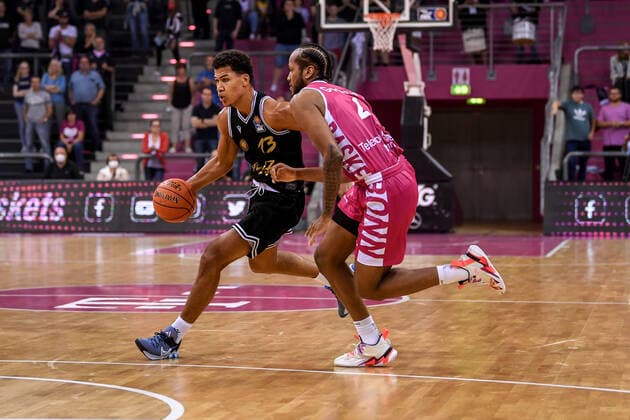 Testspiel, Telekom Baskets Bonn vs. Basketball Löwen Braunschweig, 17.09.2021 Brandon Tischler (Basketball Löwen Braunschweig, 13), Justin Gorham (Telekom Baskets Bonn, 4), Testspiel, Telekom Baskets Bonn vs. Basketball Löwen Braunschweig am 17.09.2021 im Telekom Dome Bonn, Bonn (Nordrhein-Westfalen) Copyright: xBEAUTIFULxSPORTS Mueller-Laschetx
