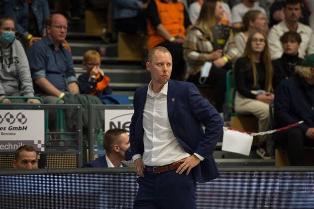 GER, Basketball, RASTA Vechta vs Rostock Seawolves 17.09.2021, Rasta Dome, Vechta, GER, BARMER 2. Basketball Bundesliga Pro A, Rasta Vechta vs Rostock Seawolves, im Bild Christian HELD ( Rostock SEWOLVES Head-Coach Trainer )